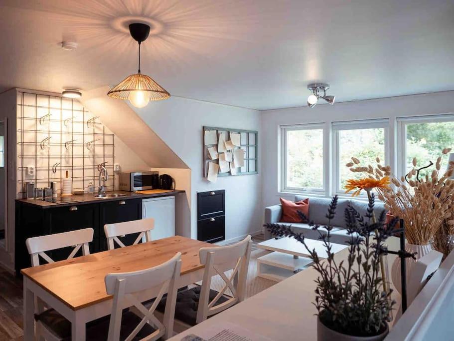 A Lovely Bright Apartment With It'S Own Entrance クングスバッカ エクステリア 写真