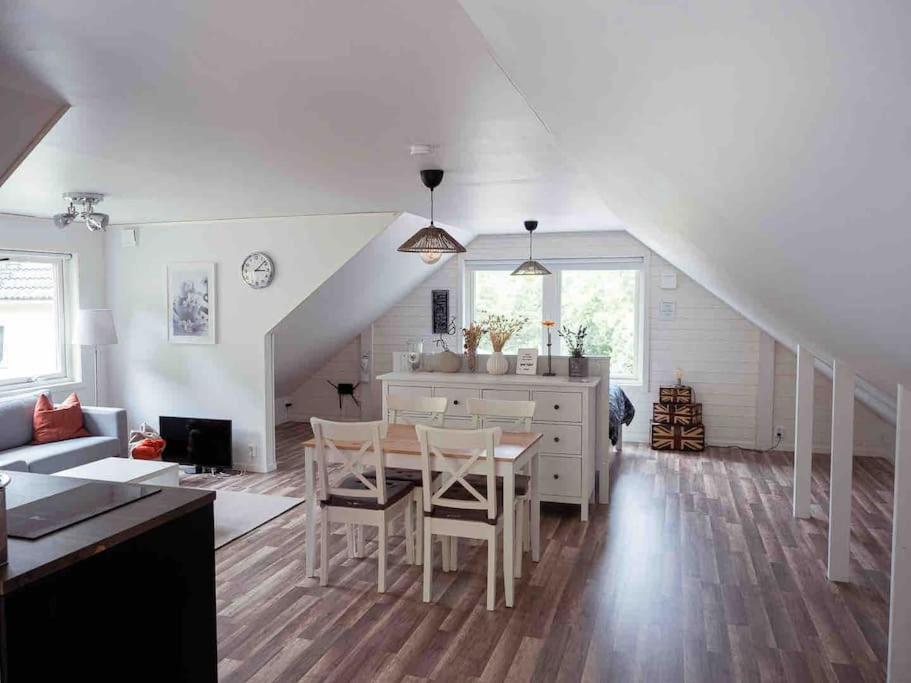 A Lovely Bright Apartment With It'S Own Entrance クングスバッカ エクステリア 写真