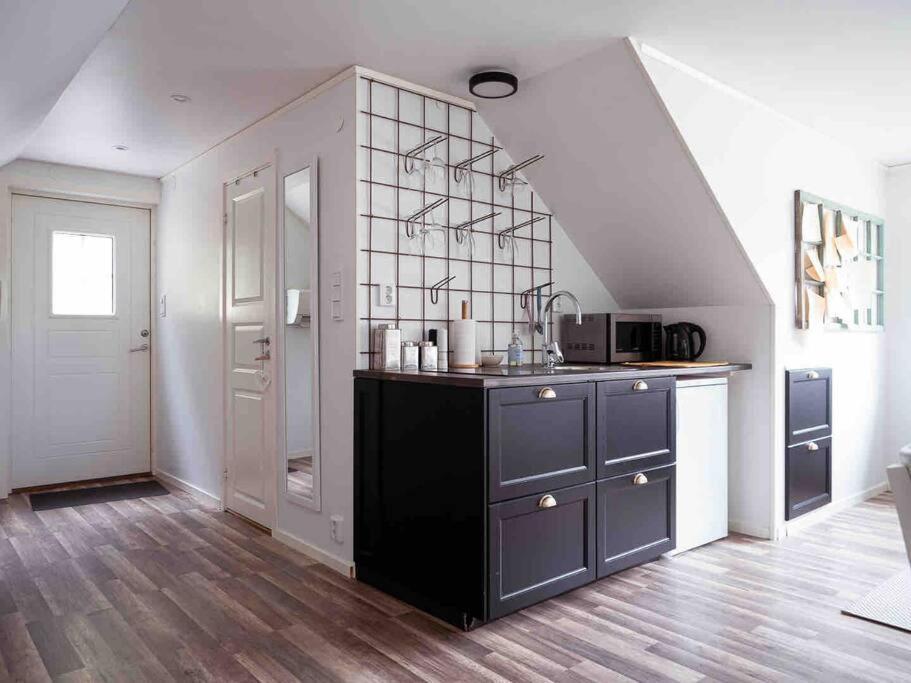 A Lovely Bright Apartment With It'S Own Entrance クングスバッカ エクステリア 写真