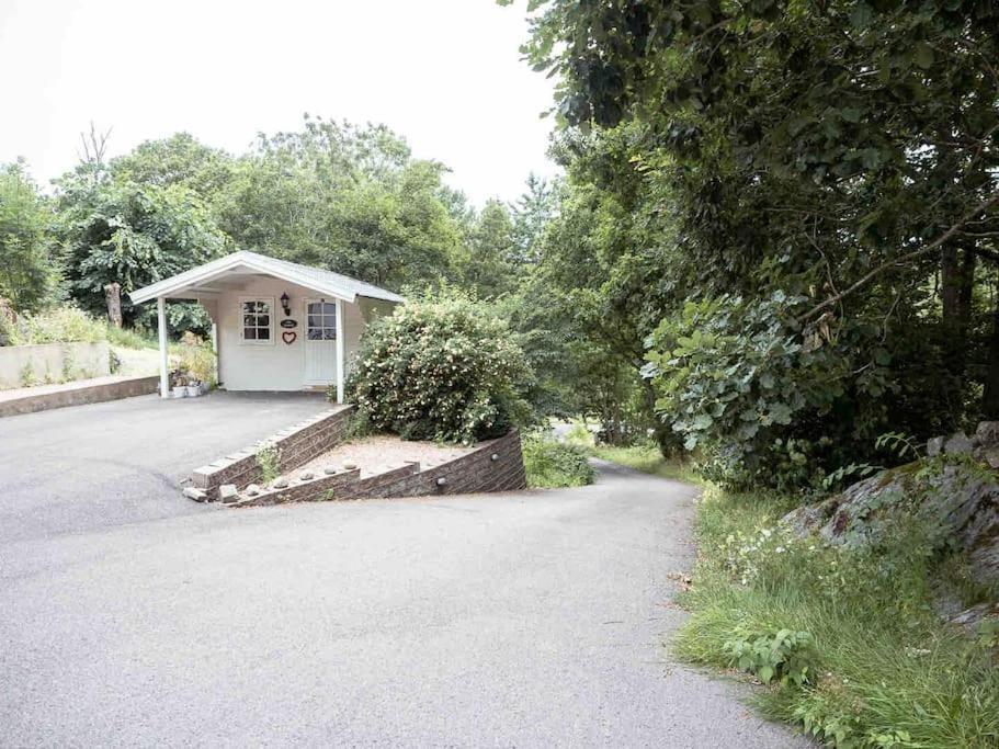 A Lovely Bright Apartment With It'S Own Entrance クングスバッカ エクステリア 写真