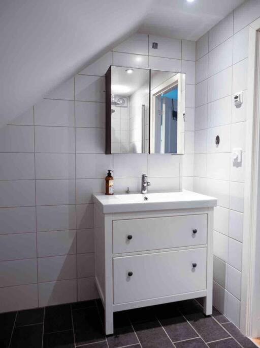 A Lovely Bright Apartment With It'S Own Entrance クングスバッカ エクステリア 写真
