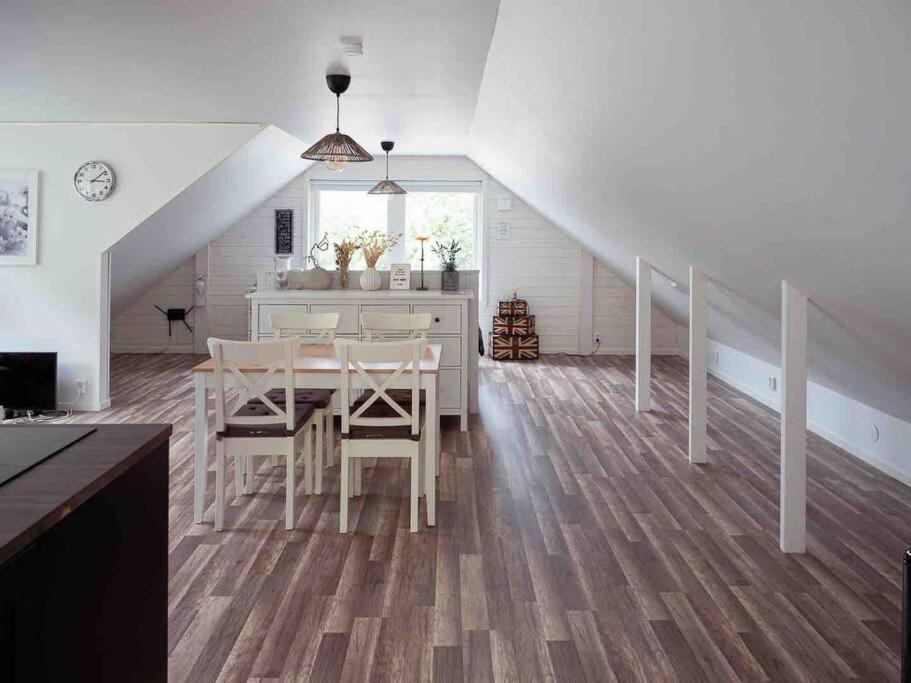 A Lovely Bright Apartment With It'S Own Entrance クングスバッカ エクステリア 写真